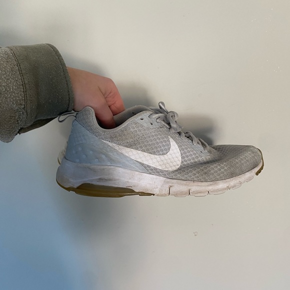 Nike women’s air max motion - size 8.5 - Picture 2 of 4